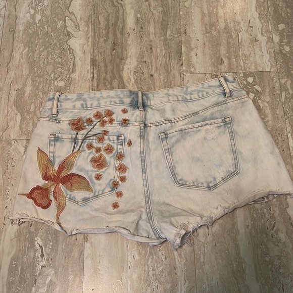 Floral Embroidered Mini Shorts - Picture 4 of 5